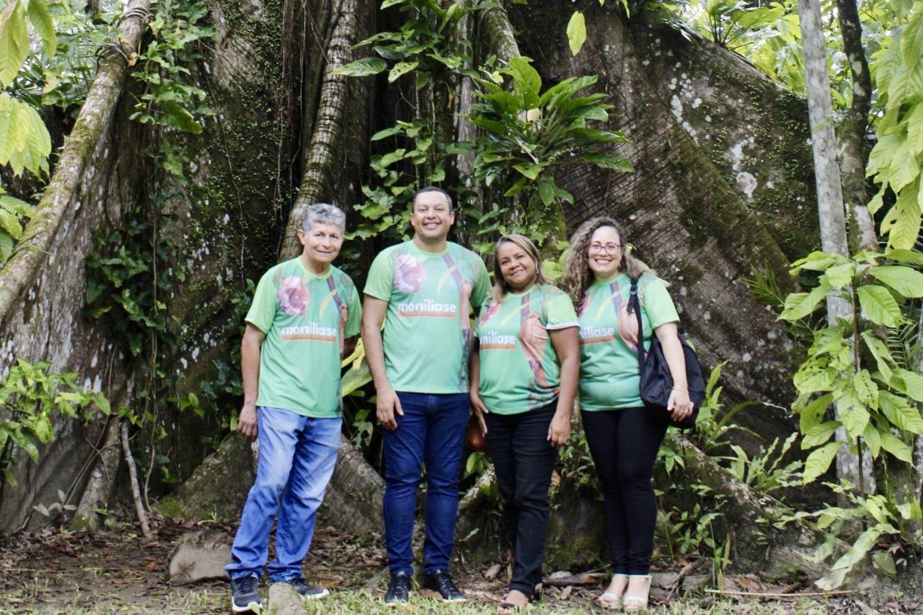 equipe de agrônomos em ação no Combu