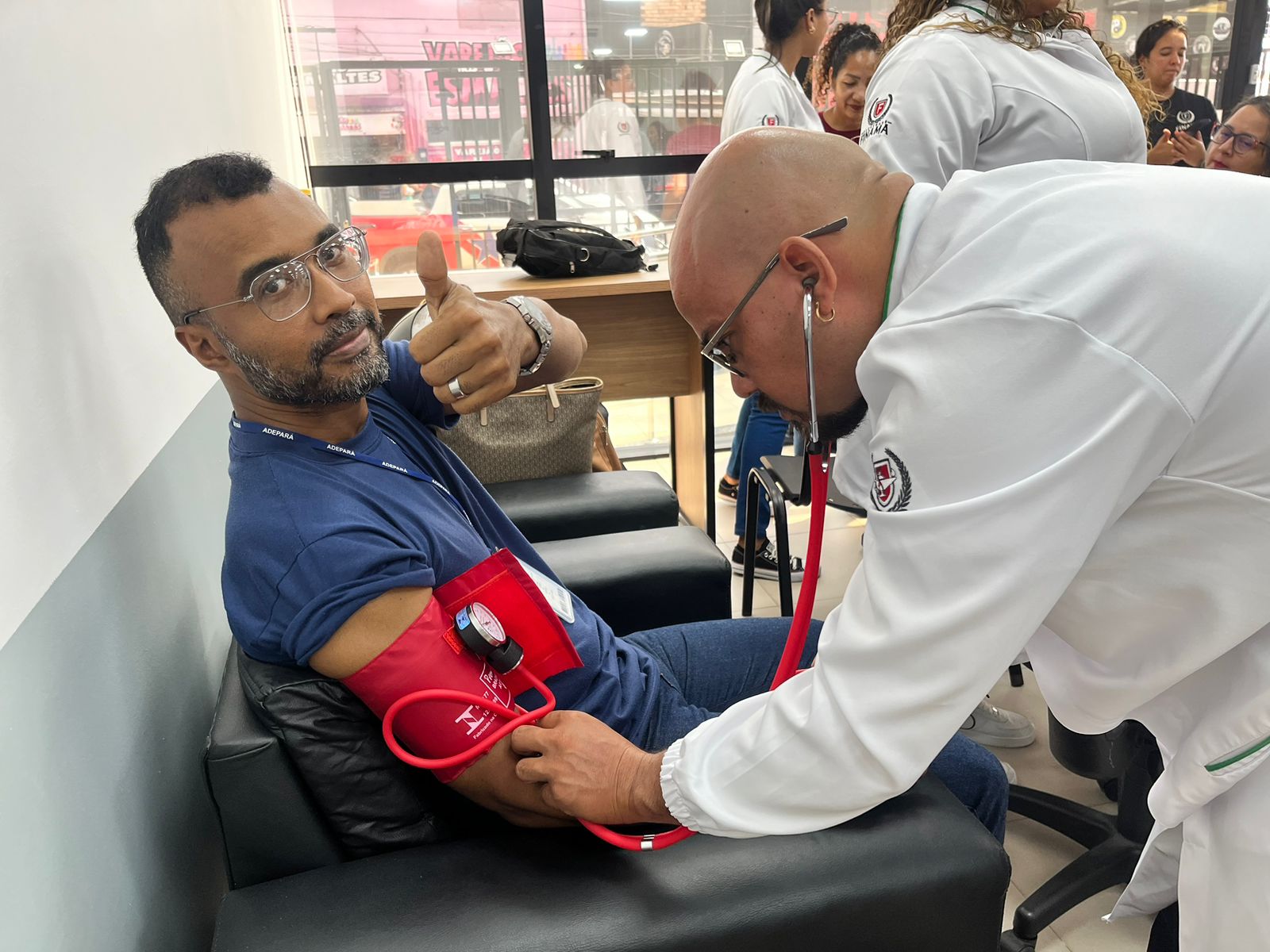 servidor sendo atendido por enfermeiro