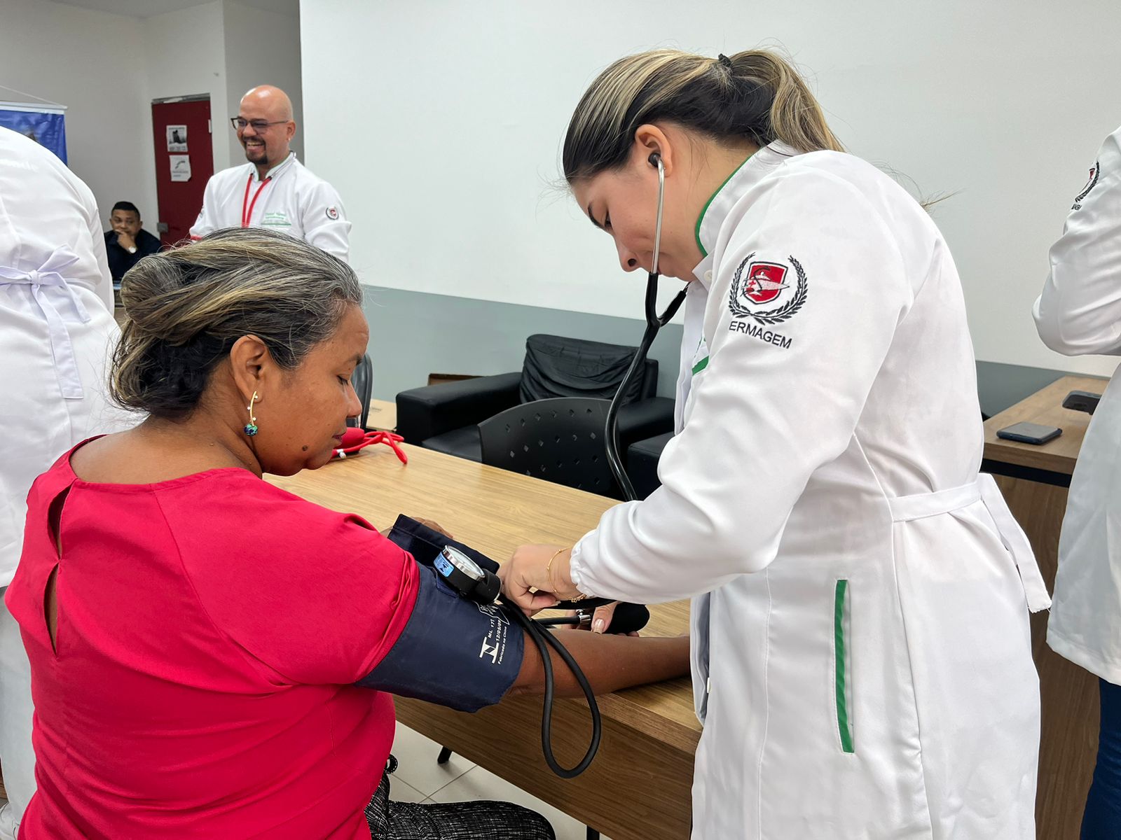 servidora medindo a pressão arterial
