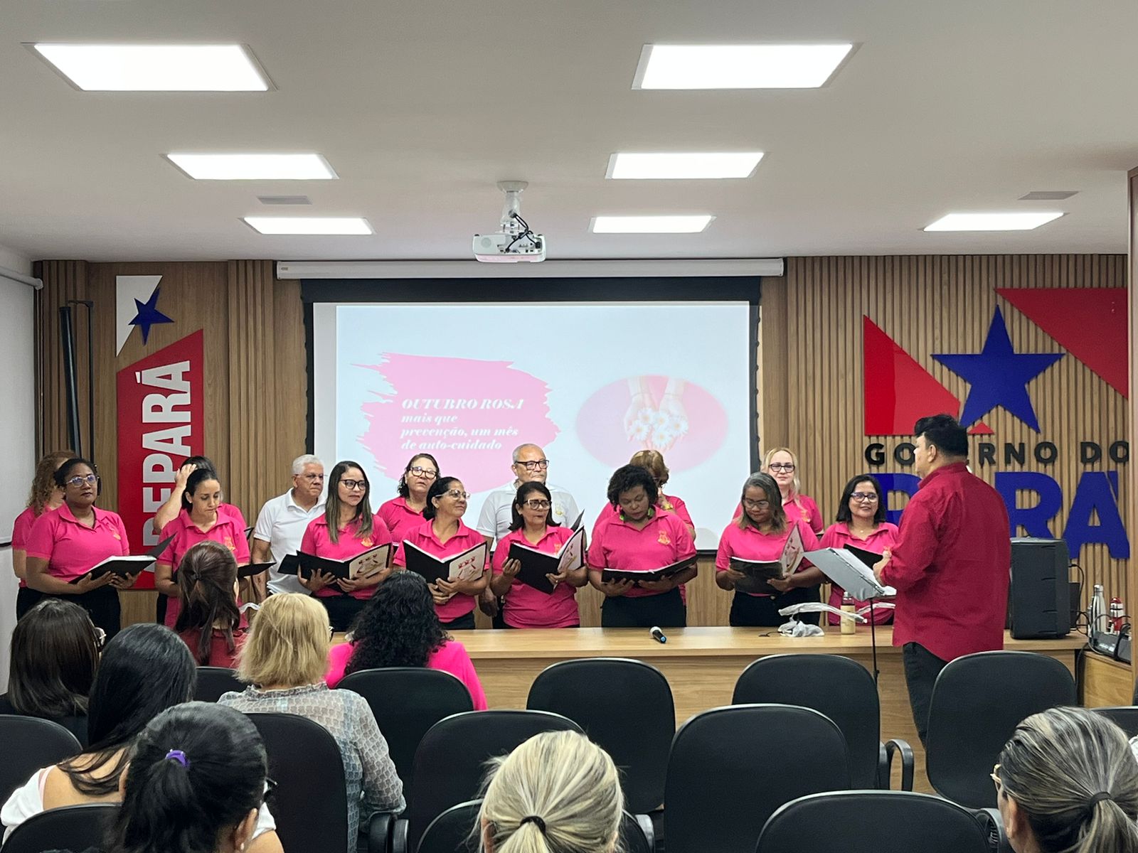 coral se apresentando na programção do Outubro Rosa