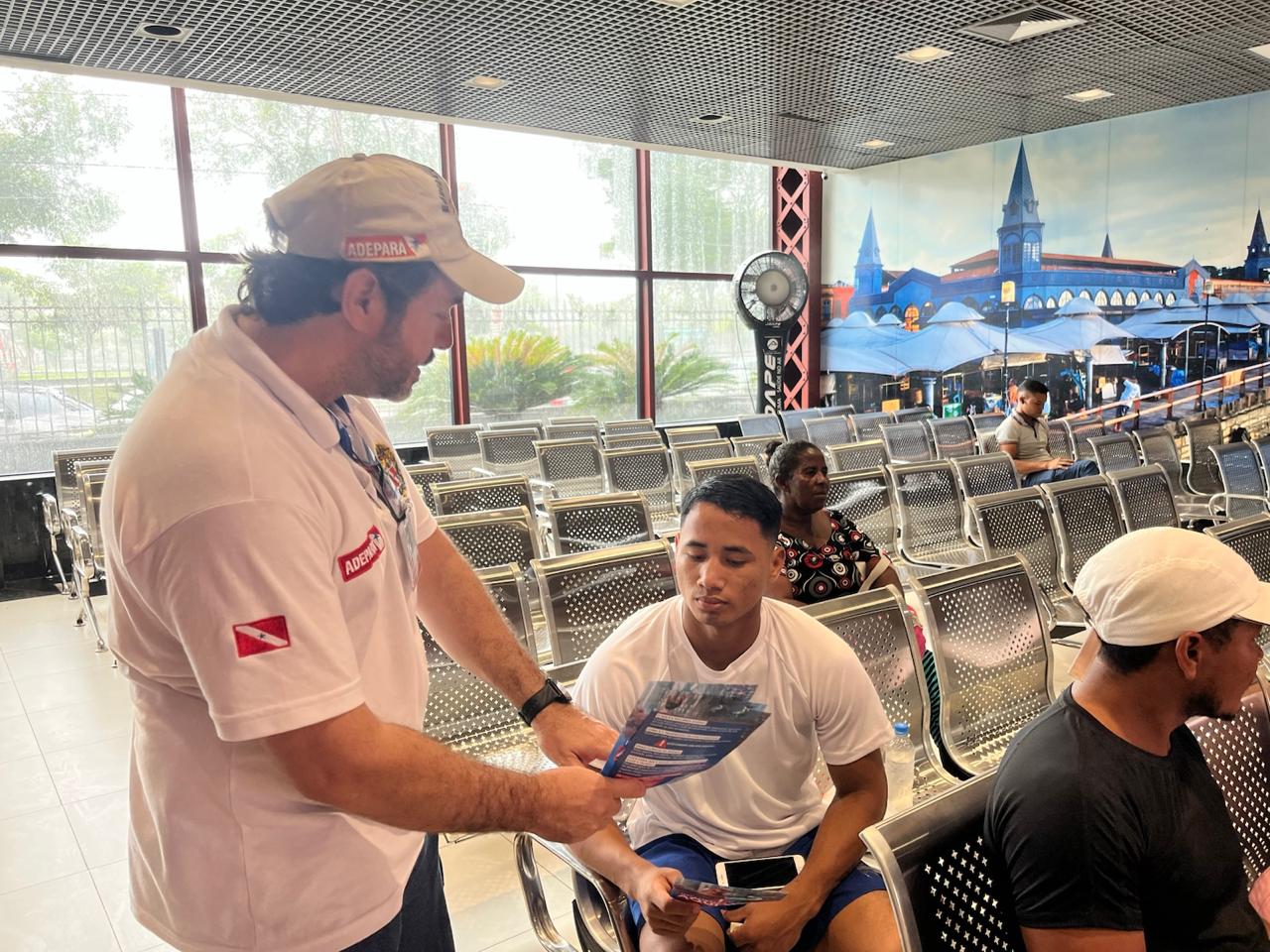 veyerinário orienta passageiros