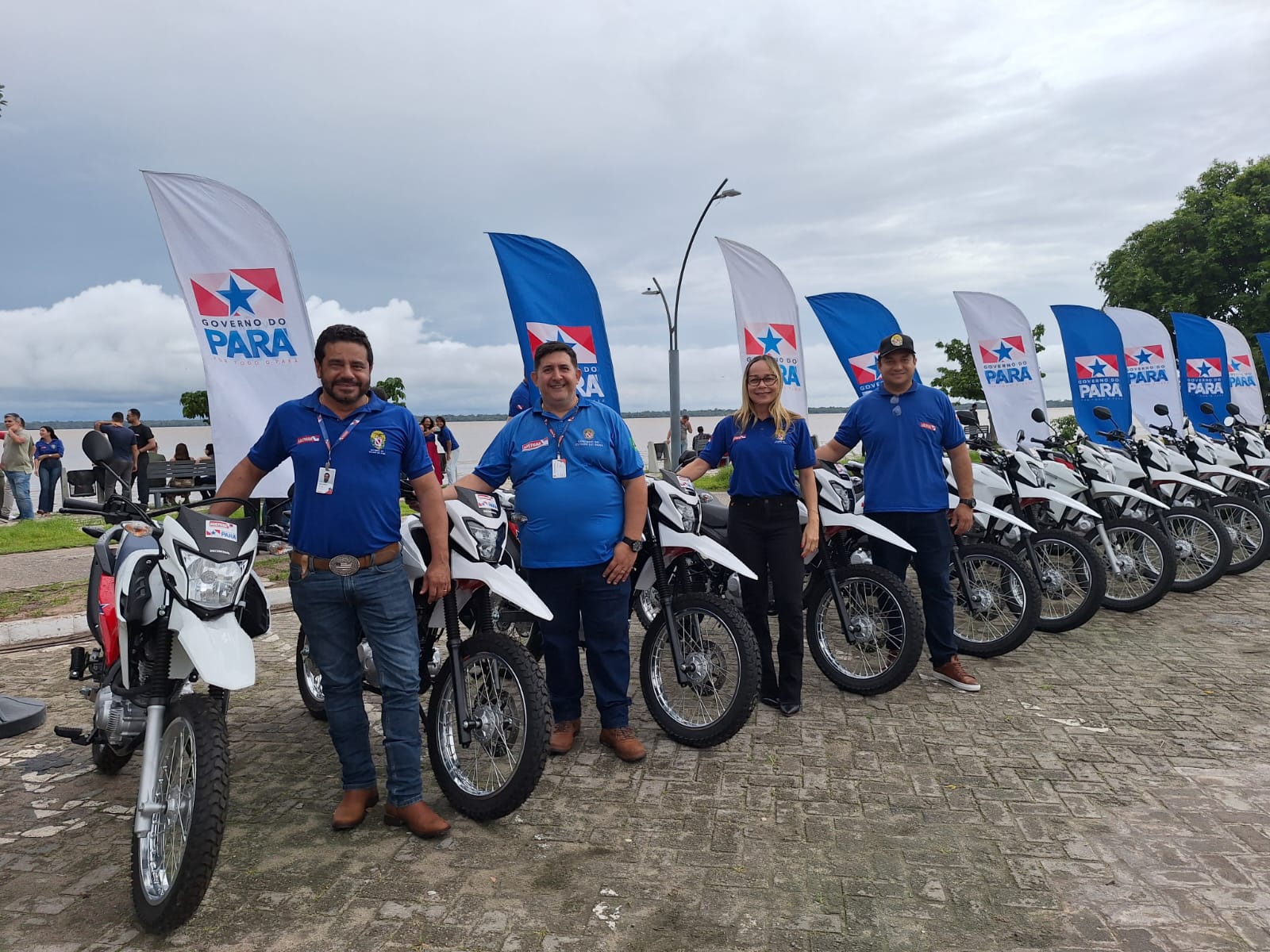 equipes das regionais que receberam os veículos