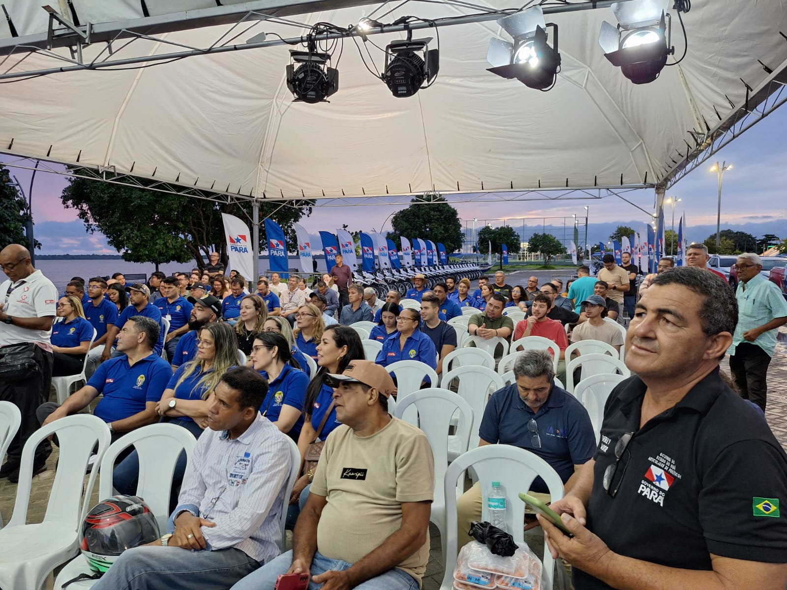 público que acompanhou a entrega