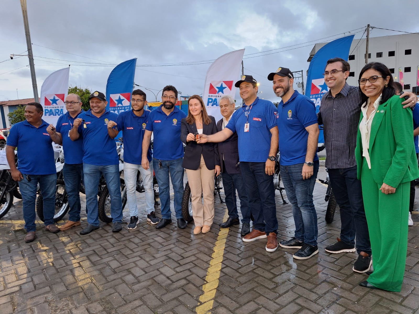 equipes das regionais que receberam os veículos