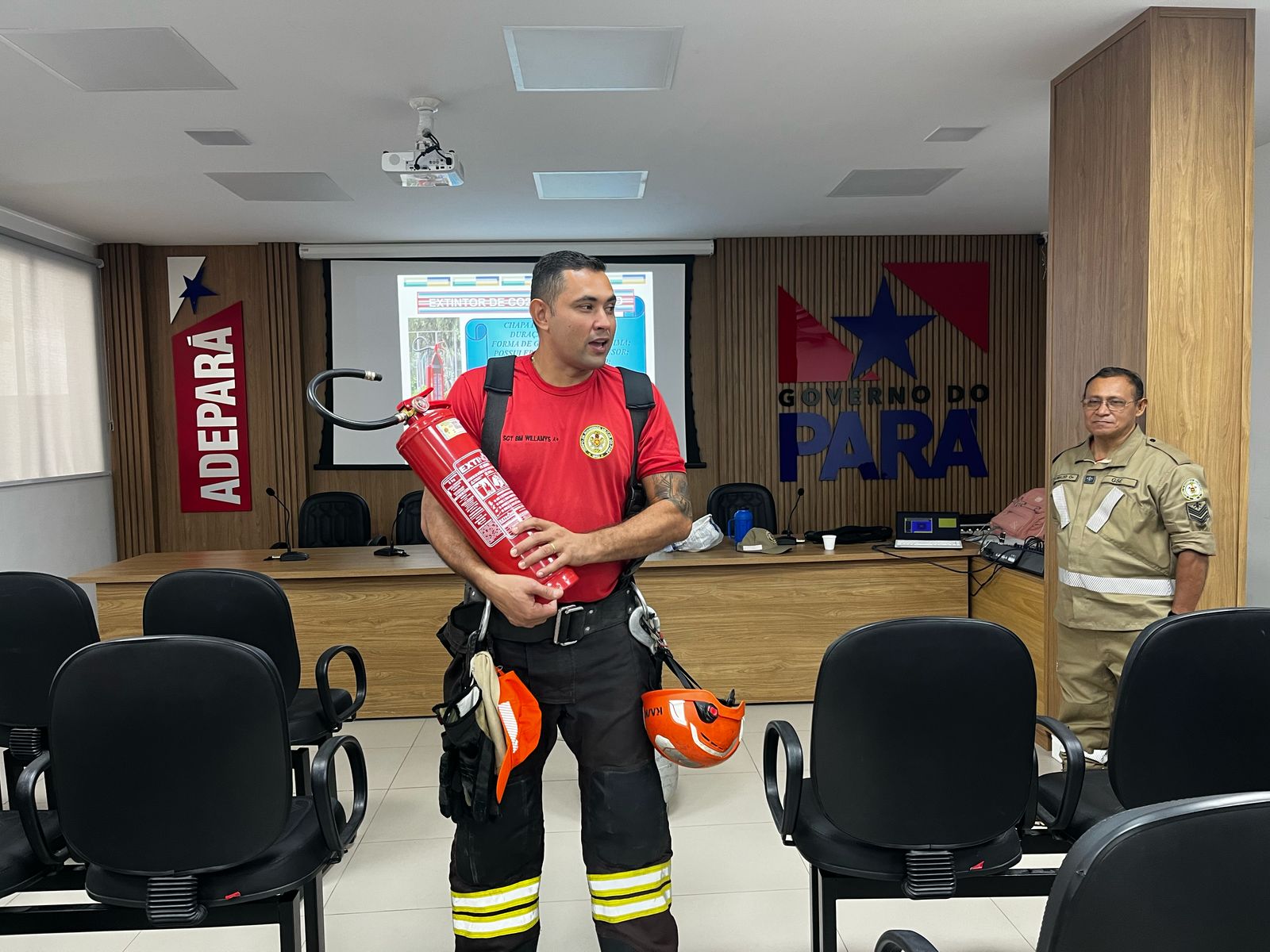 oficial do CBM ministrando o curso