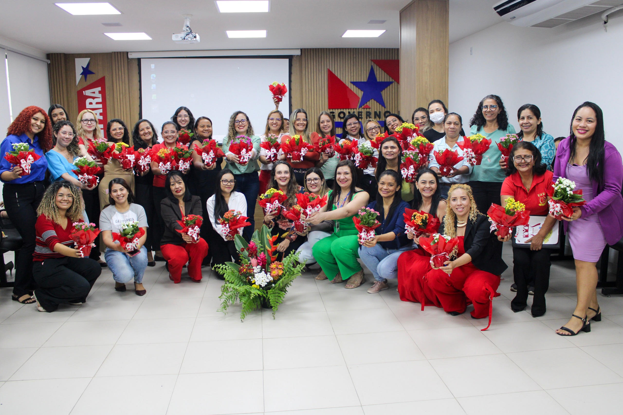 Servidoras recebem flores em homenagem ao dia das mulheres