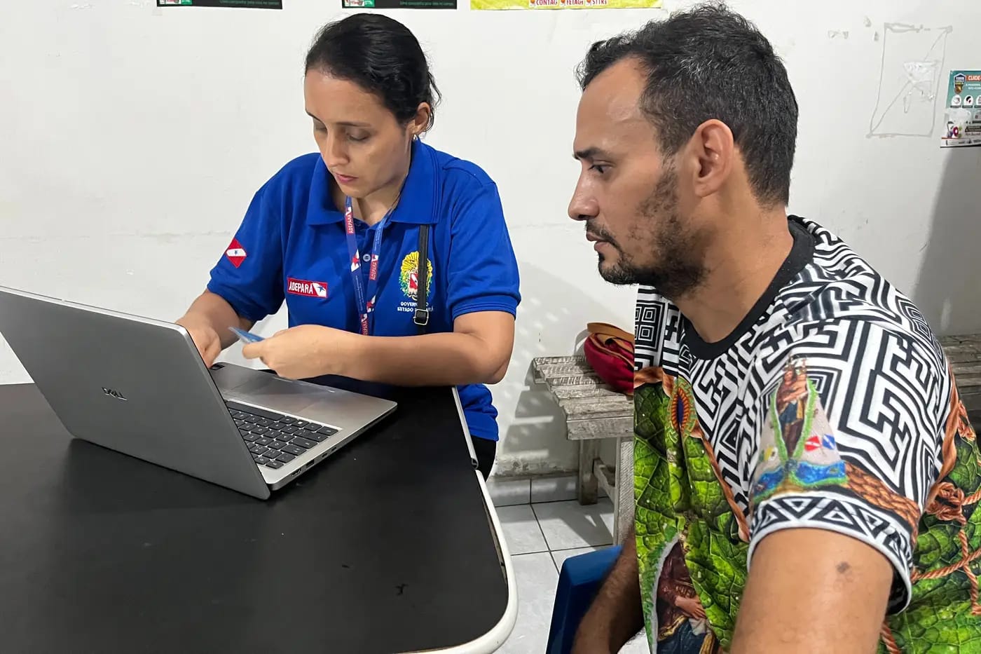 Servidora da Adepará realizando regularização