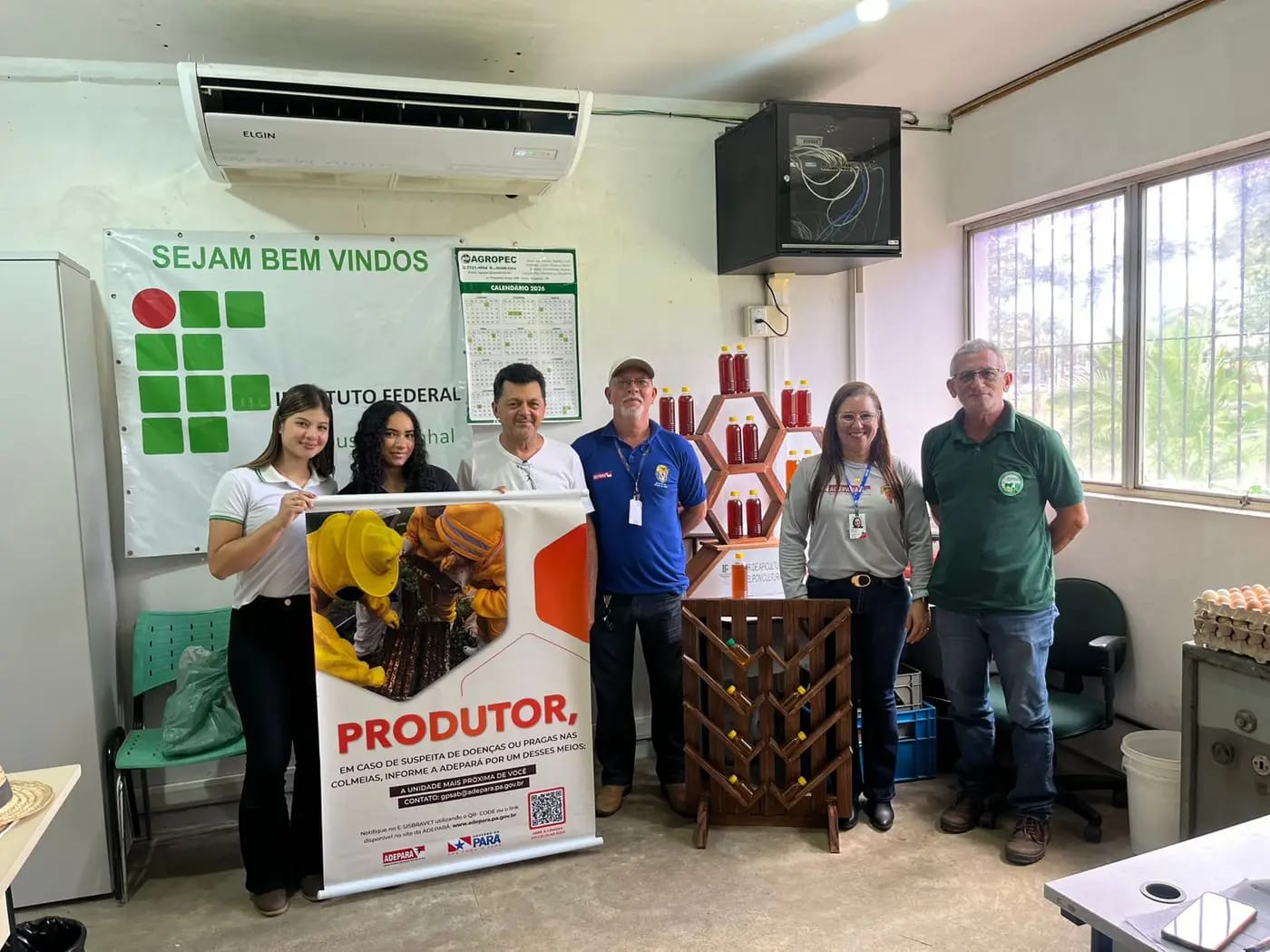 No Pará, a apicultura e a meliponicultura vêm ganhando destaque como atividades importantes para o fortalecimento da produção sustentável, geração de renda e preservação ambiental, especialmente pelo papel das abelhas na polinização e manutenção da biodiversidade. Segundo a Gerente do Programa Estadual de Saúde das Abelhas, Elaine Queiroz, a Agência de Defesa Agropecuária realiza diversas ações de educação sanitária que contribuem para o desenvolvimento sustentável da atividade apícola no Estado. “A Adepará desenvolve constantemente ações de educação sanitária, levando orientação aos produtores e fortalecendo o acompanhamento cadastral, contribuindo para uma atividade apícola mais segura, sustentável e consciente em todo o Estado”, enfatizou.