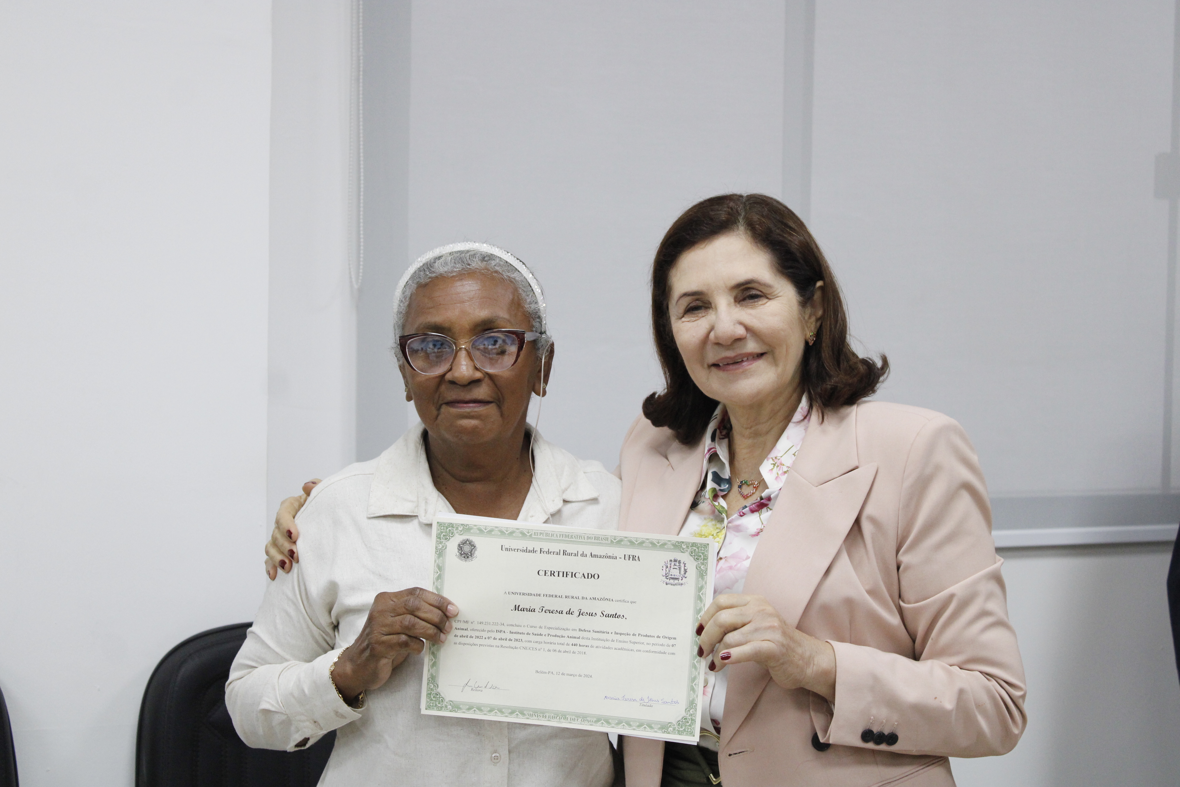 fiscal recebe certificado de conclusão de pós-graduação