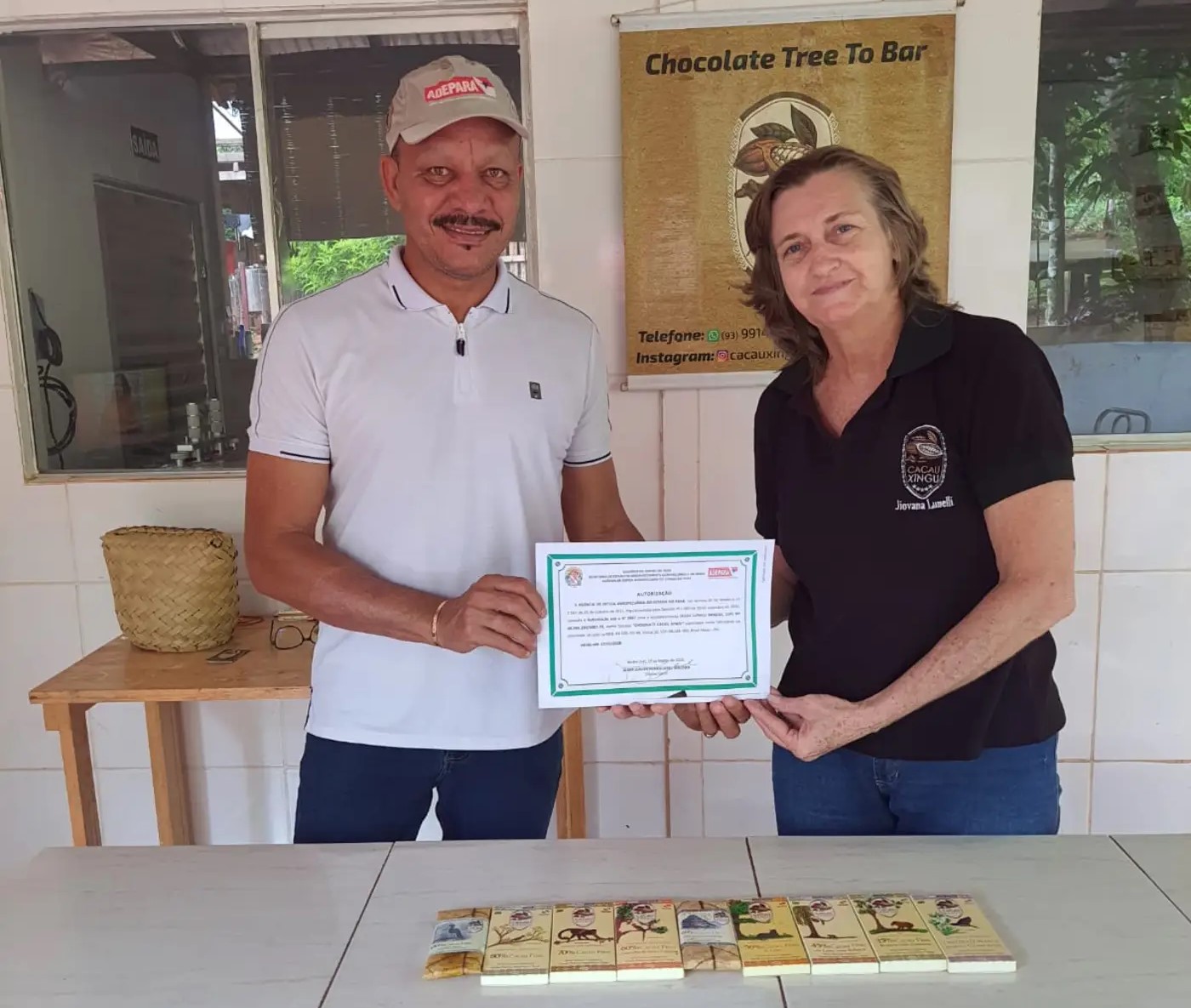 Rubens Moraes entrega certificado para produtora de cacau em Brasil Novo