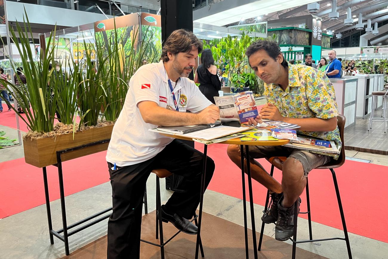 visitantes recebem orientação de técnicos da ADEPARÁ