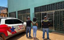 fiscais da gerência de inteligência entregam as caixas de carne para Funai