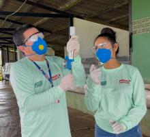 veterinário manuseando vacina contra a brucelose